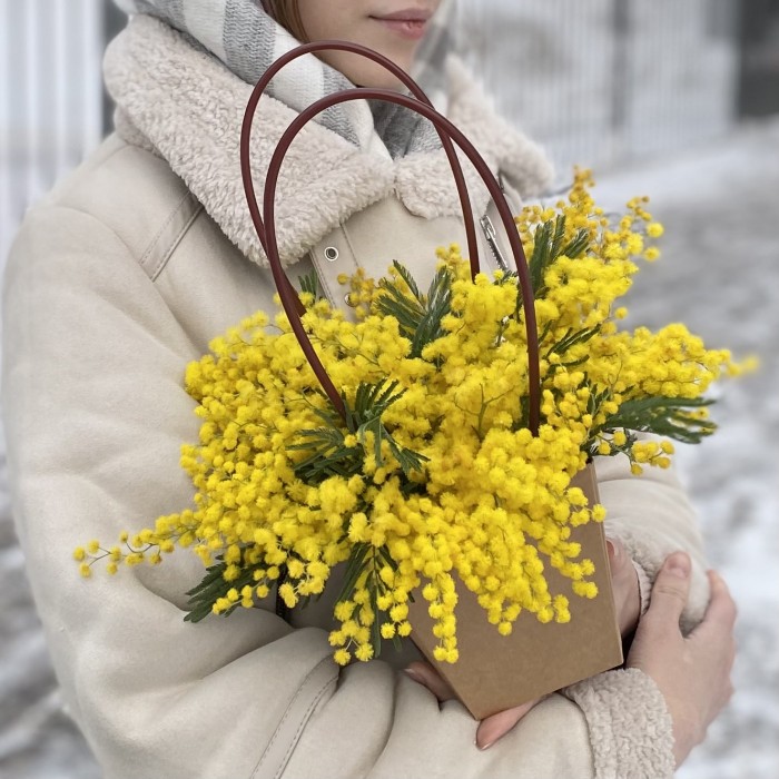 Композиция из мимозы в сумочке