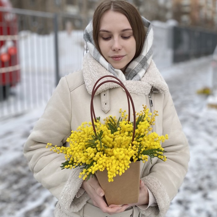 Композиция из мимозы в сумочке