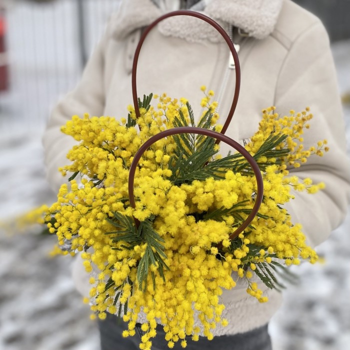Композиция из мимозы в сумочке