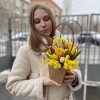 Мини-композиция из мимозы и 15 тюльпанов