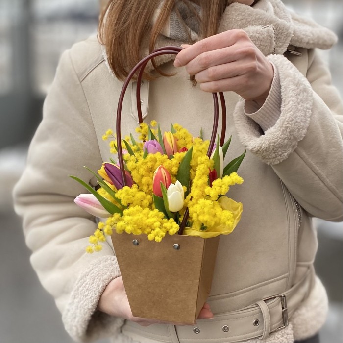 Мини-композиция из мимозы и 15 тюльпанов