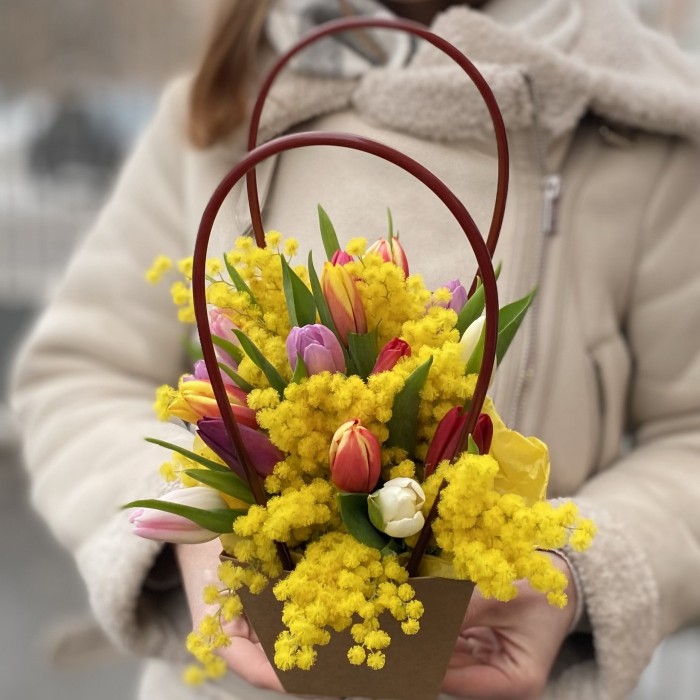 Мини-композиция из мимозы и 15 тюльпанов