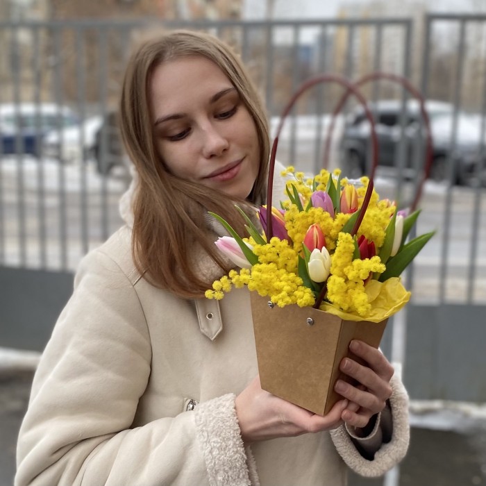 Мини-композиция из мимозы и 15 тюльпанов