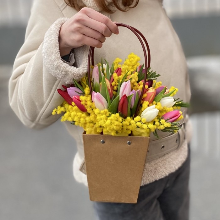 Мини композиция из мимозы и 25 тюльпанов