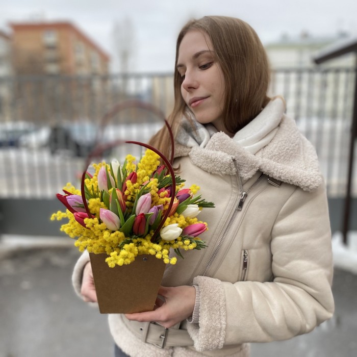 Мини композиция из мимозы и 25 тюльпанов