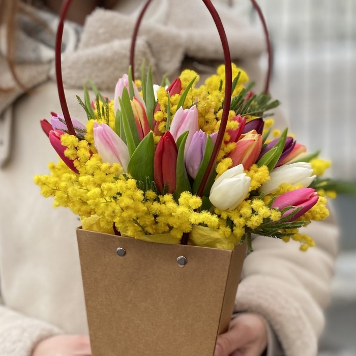 Мини композиция из мимозы и 25 тюльпанов