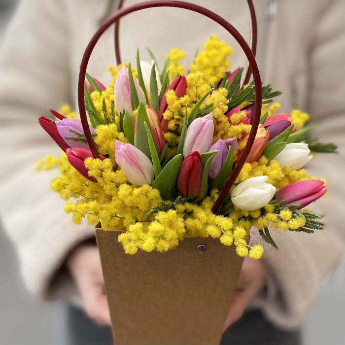 Мини композиция из мимозы и 25 тюльпанов