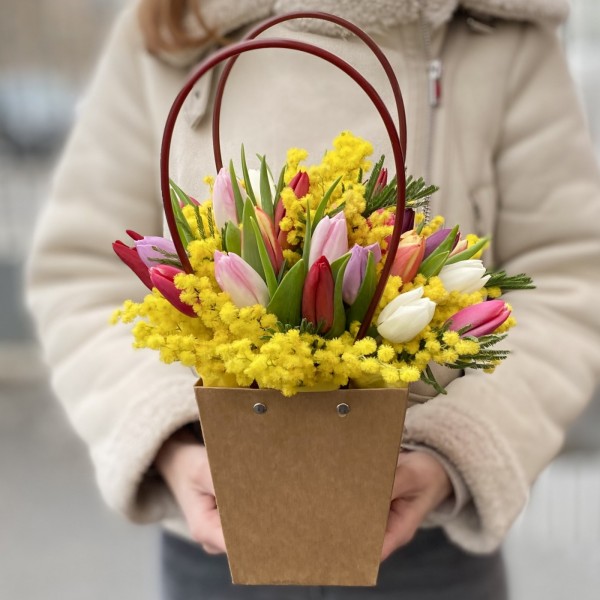 Мини композиция из мимозы и 25 тюльпанов
