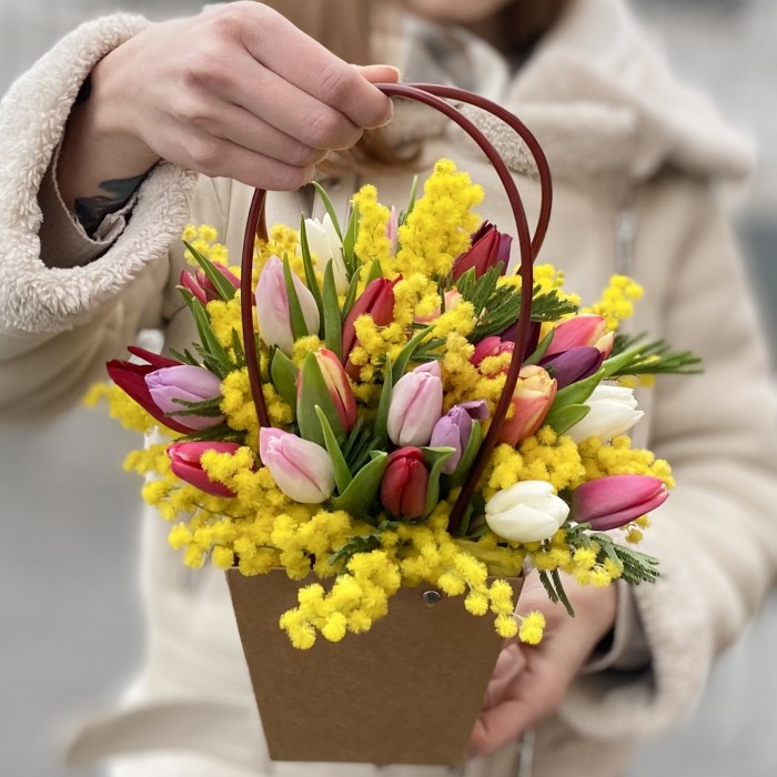 Мини композиция из мимозы и 25 тюльпанов