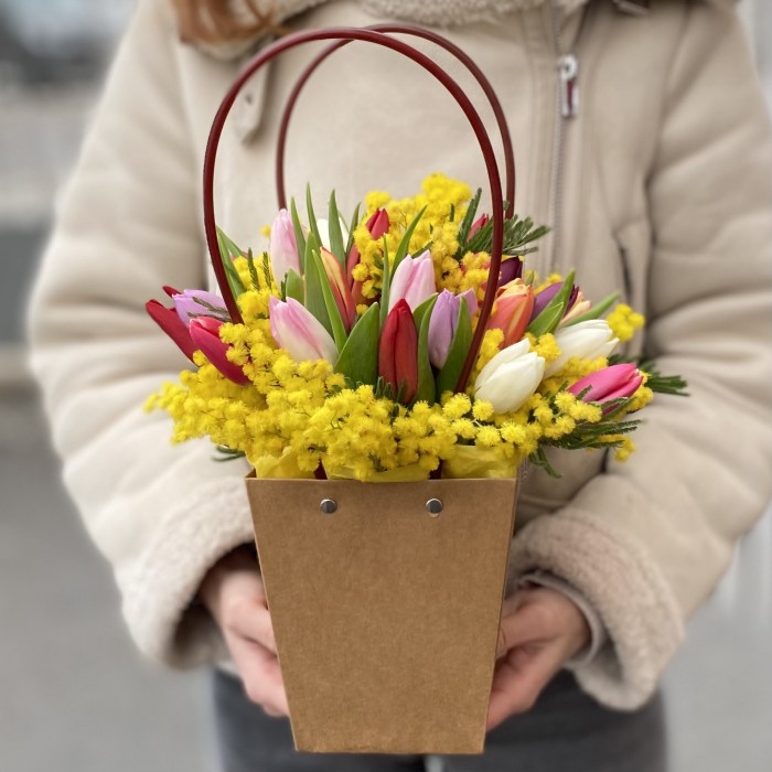 Мини композиция из мимозы и 25 тюльпанов