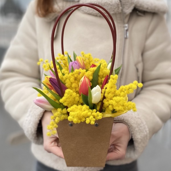 Мини-композиция из мимозы и 15 тюльпанов