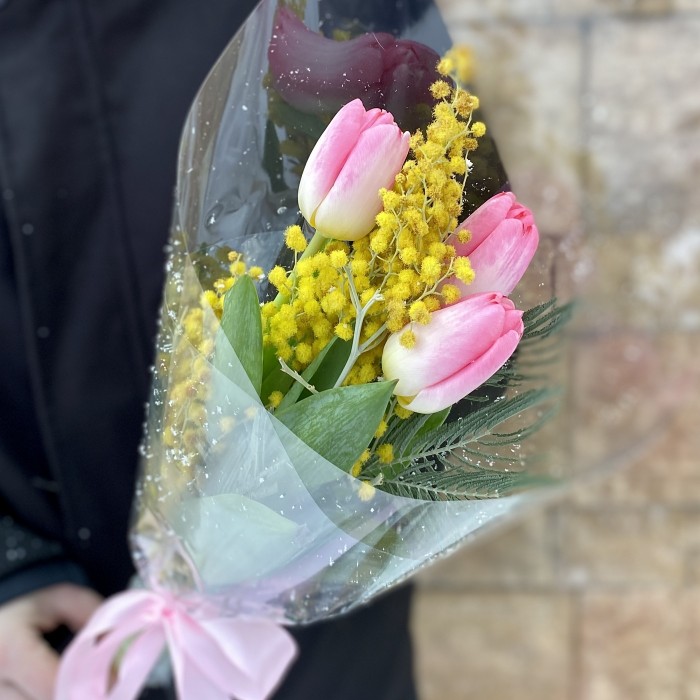 Мини букет тюльпанов и мимозы