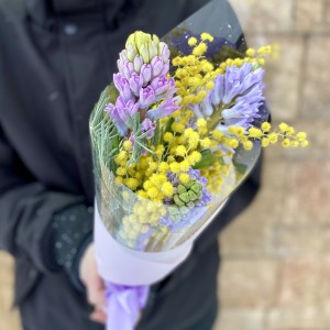 Мини букет из гиацинтов и мимозы
