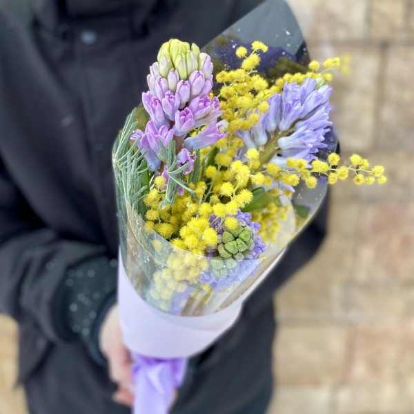 Мини букет из гиацинтов и мимозы