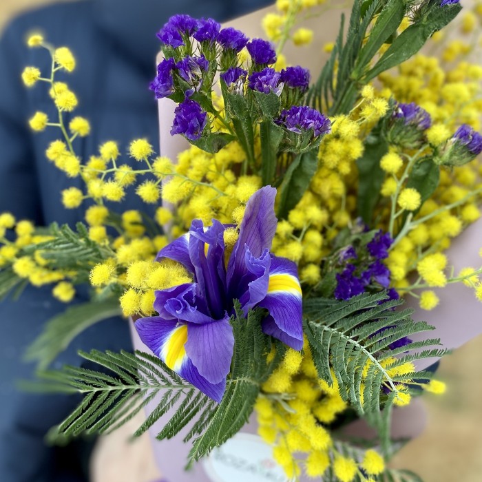 Мимоза и ирисы