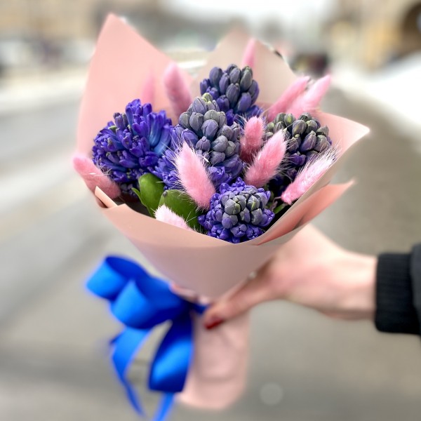 Букет из гиацинтов и сухоцветов