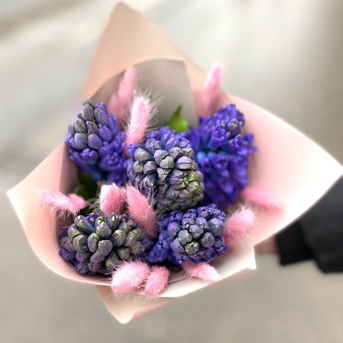 Букет из гиацинтов и сухоцветов