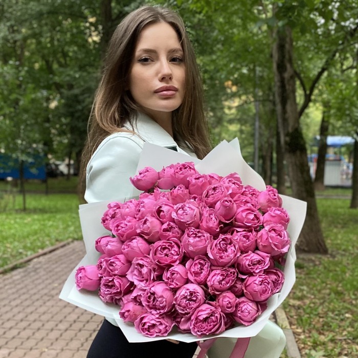 15 кустовых пионовидных роз Мисти Баблс