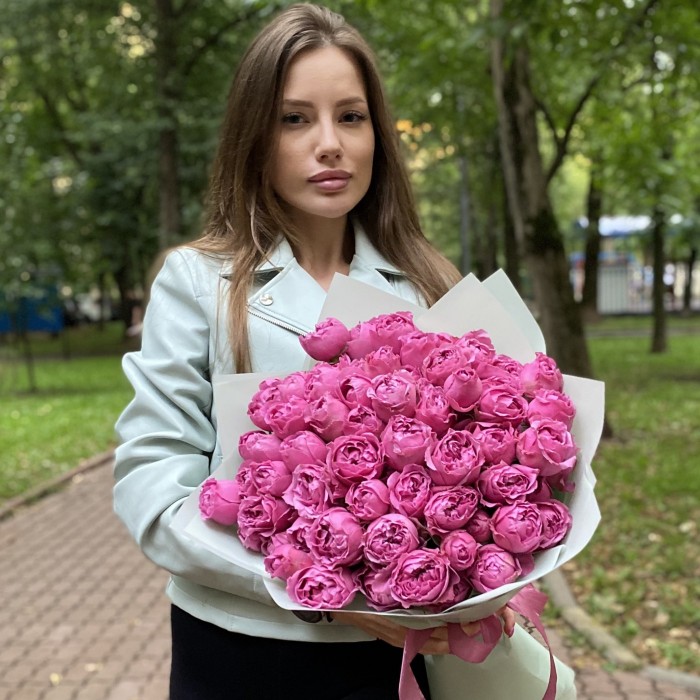 15 кустовых пионовидных роз Мисти Баблс