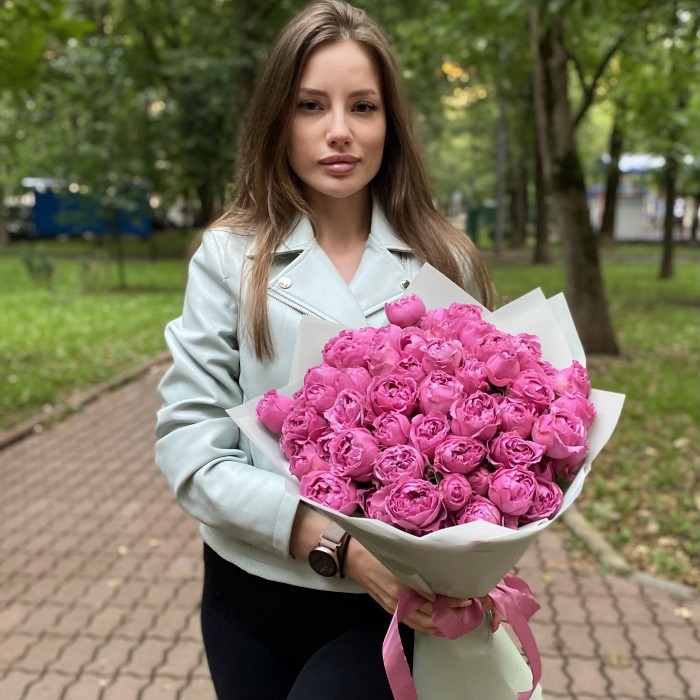 15 кустовых пионовидных роз Мисти Баблс