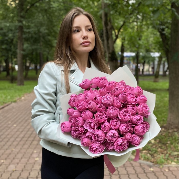 15 кустовых пионовидных роз Мисти Баблс