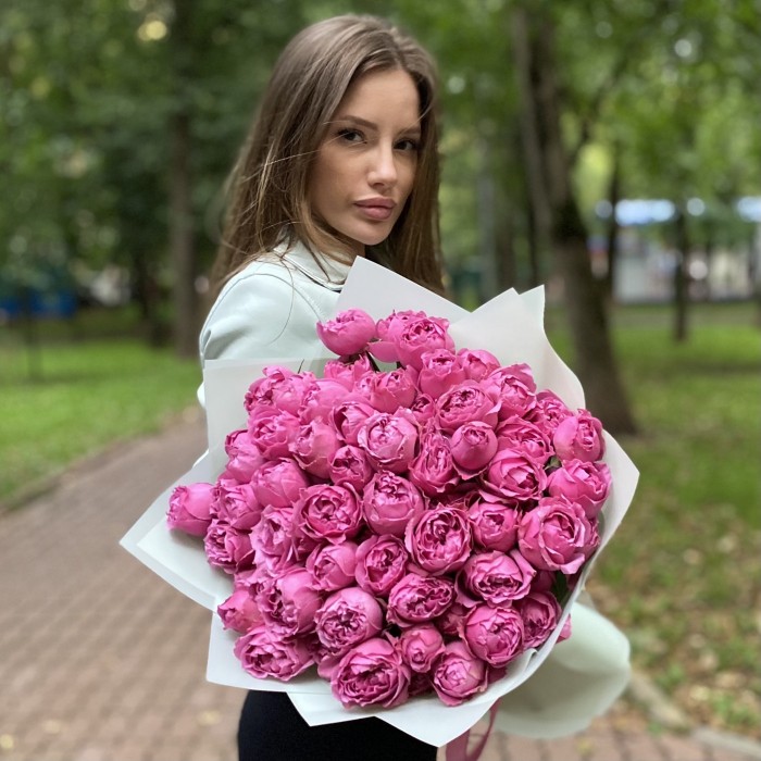 15 кустовых пионовидных роз Мисти Баблс