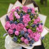17 пионовидных кустовых роз Мисти Баблс с эрингиумом