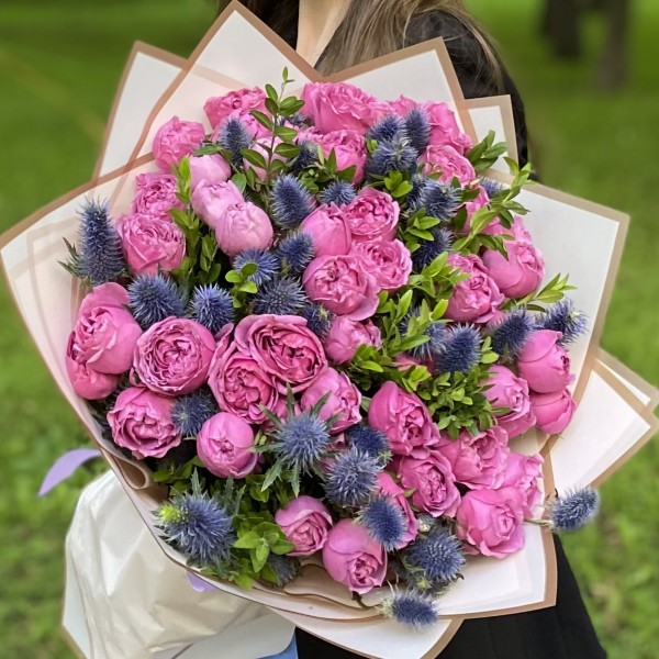 17 пионовидных кустовых роз Мисти Баблс с эрингиумом