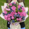17 пионовидных кустовых роз Мисти Баблс с эрингиумом