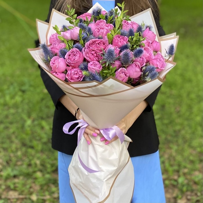 17 пионовидных кустовых роз Мисти Баблс с эрингиумом