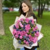 17 пионовидных кустовых роз Мисти Баблс с эрингиумом