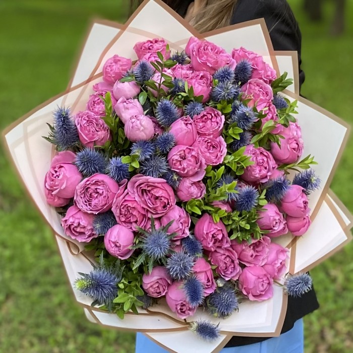 17 пионовидных кустовых роз Мисти Баблс с эрингиумом