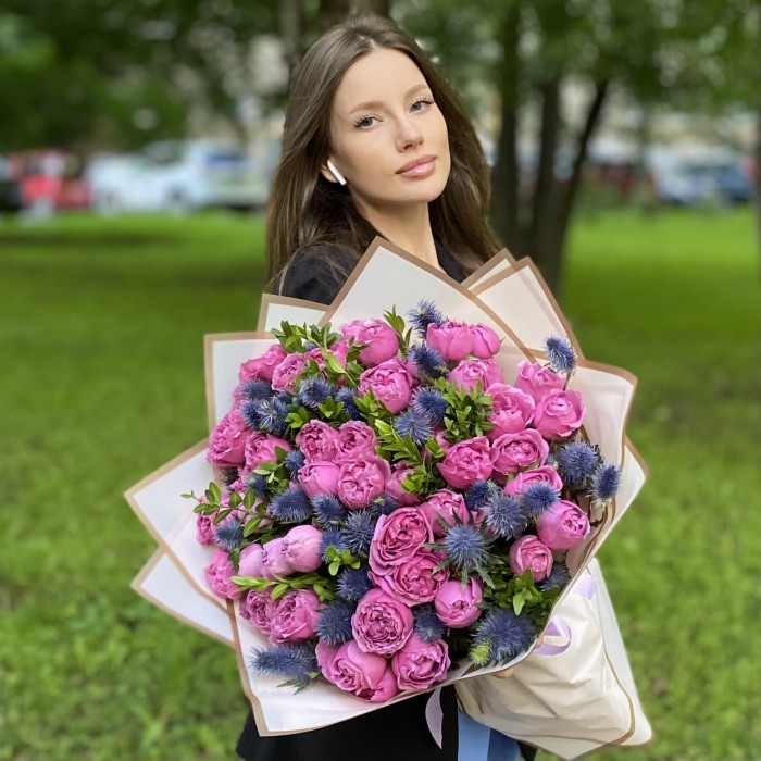 17 пионовидных кустовых роз Мисти Баблс с эрингиумом