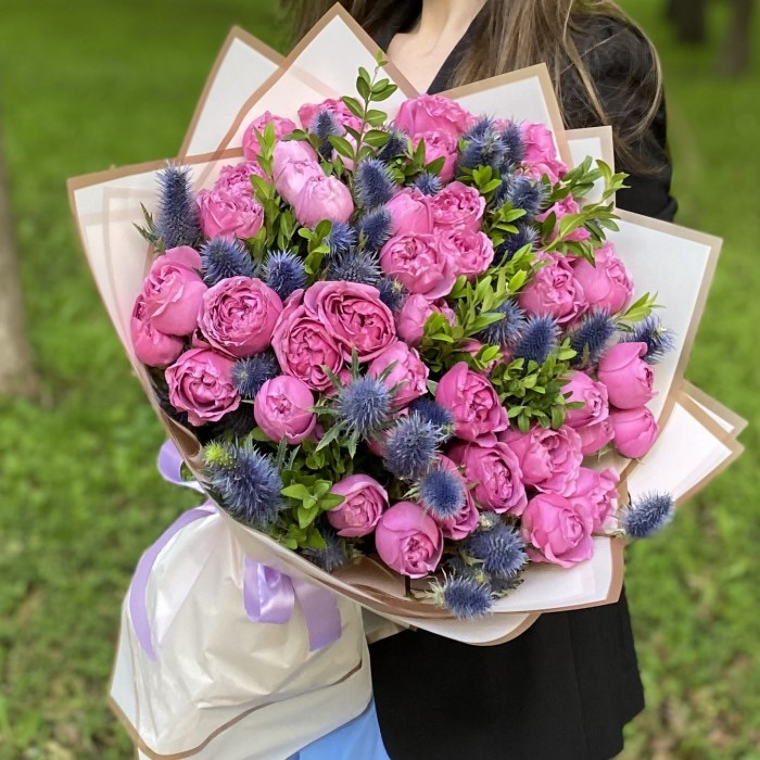 17 пионовидных кустовых роз Мисти Баблс с эрингиумом