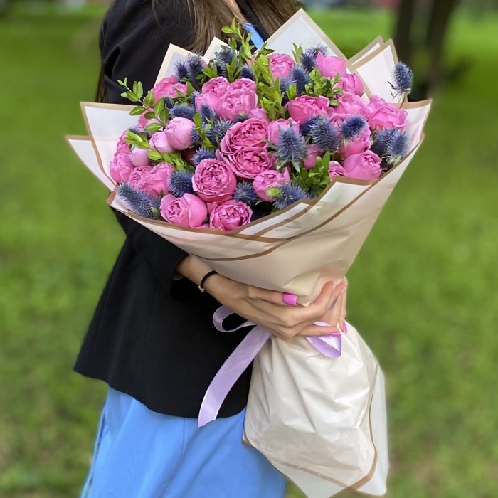 17 пионовидных кустовых роз Мисти Баблс с эрингиумом