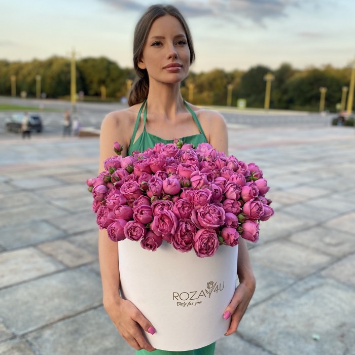 31 кустовая пионовидная роза Мисти Баблс в коробке