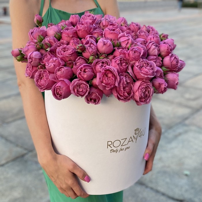 31 кустовая пионовидная роза Мисти Баблс в коробке