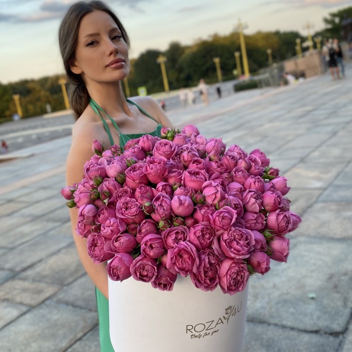 31 кустовая пионовидная роза Мисти Баблс в коробке