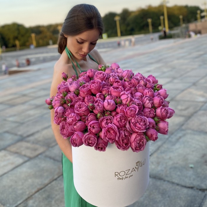 31 кустовая пионовидная роза Мисти Баблс в коробке