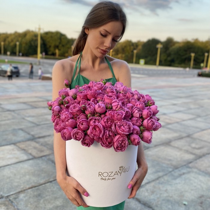 31 кустовая пионовидная роза Мисти Баблс в коробке