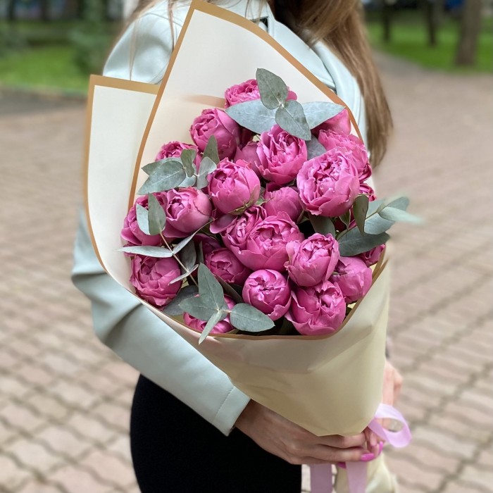 5 кустовых пионовидных роз Мисти Баблс с эвкалиптом