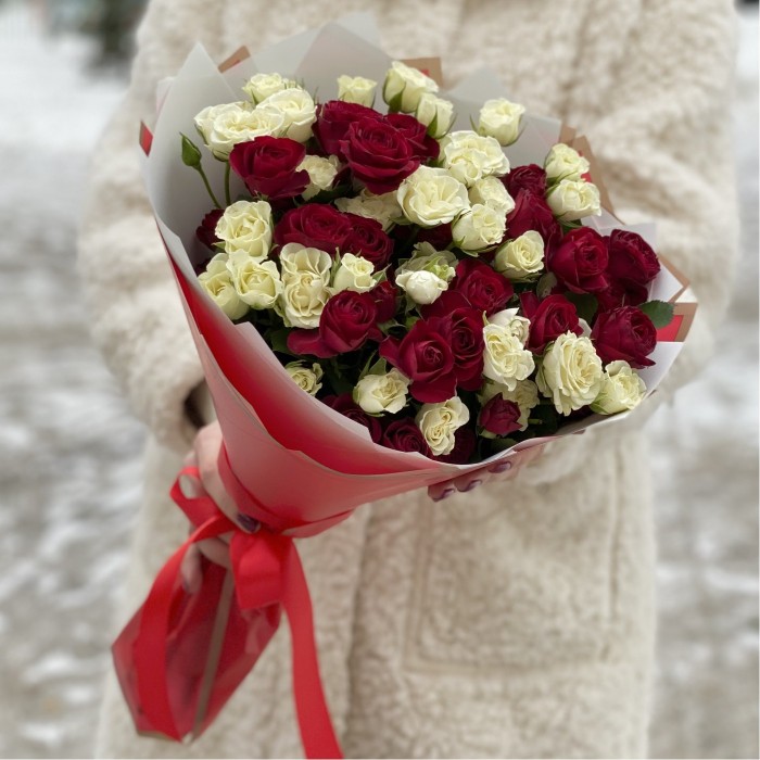 Красно-белый букет из кустовых и пионовидных роз