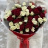Красно-белый букет из кустовых и пионовидных роз