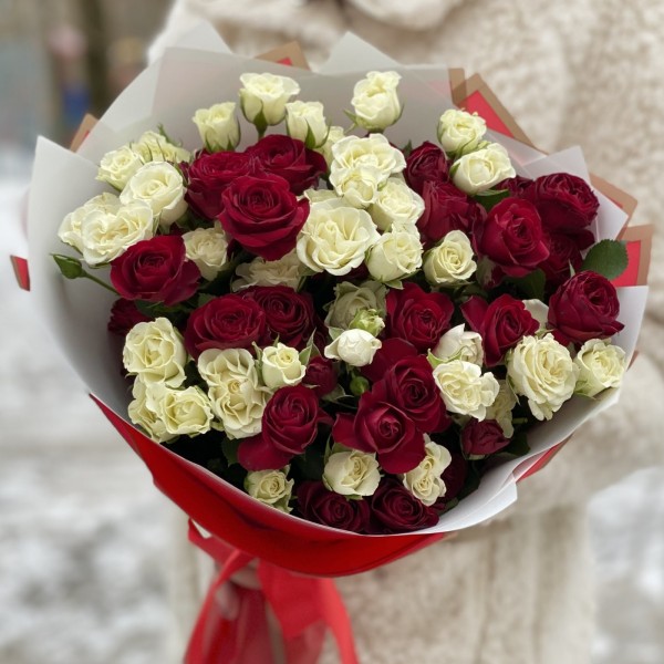 Красно-белый букет из кустовых и пионовидных роз