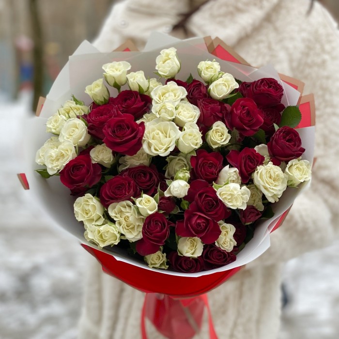 Красно-белый букет из кустовых и пионовидных роз