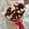 Красно-белый букет из кустовых и пионовидных роз