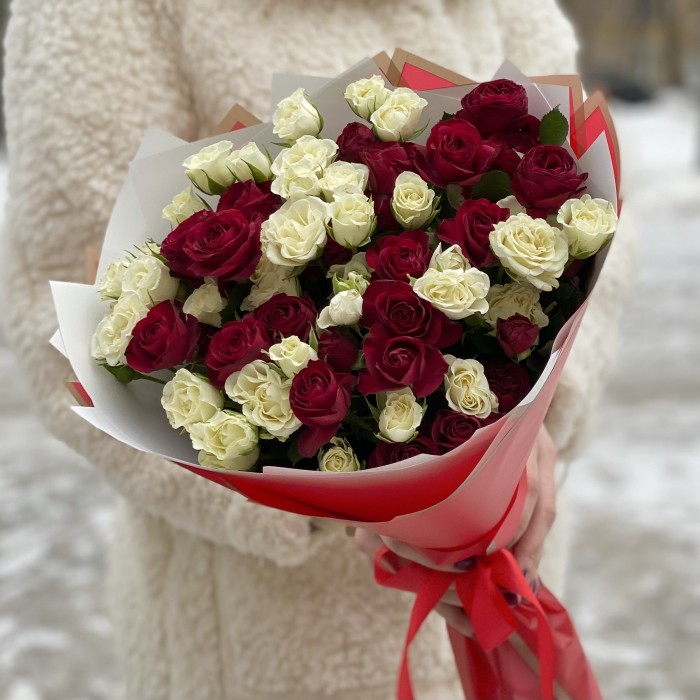 Красно-белый букет из кустовых и пионовидных роз