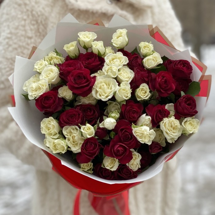 Красно-белый букет из кустовых и пионовидных роз
