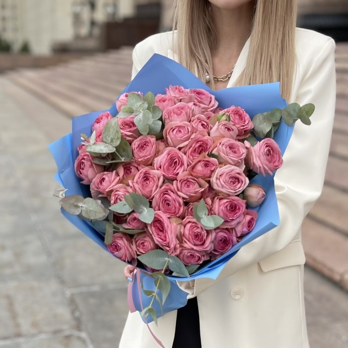 Букет пионовидных роз Нюд Лейс с эвкалиптом