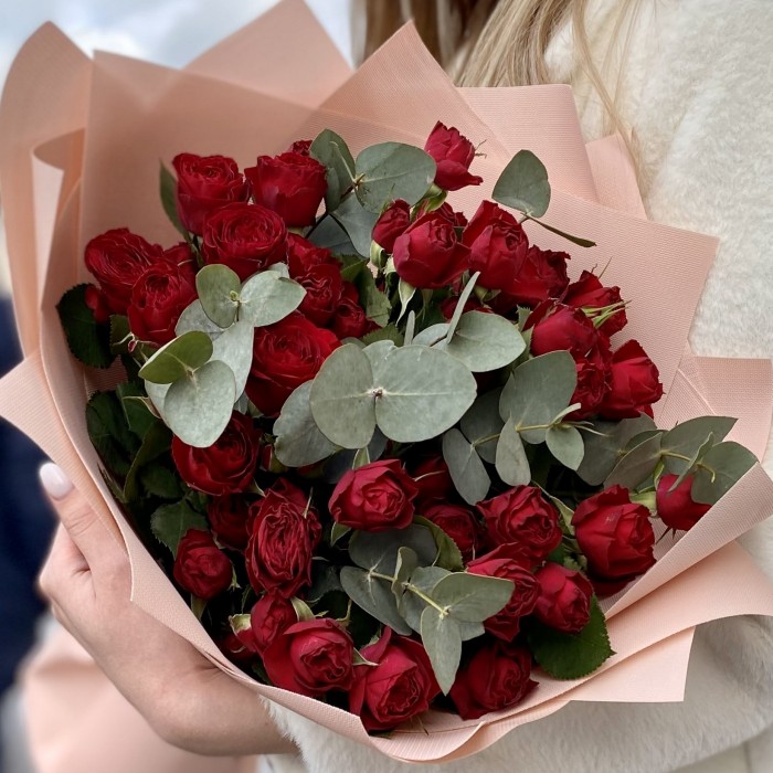 Букет красных пионовидных роз с эвкалиптом